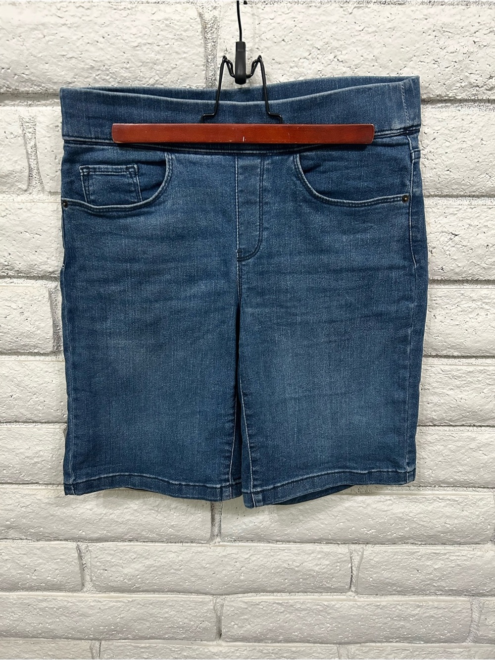 DKNY Jeans Women’s Small Stretch Denim Bermuda Shorts Medium Wash
